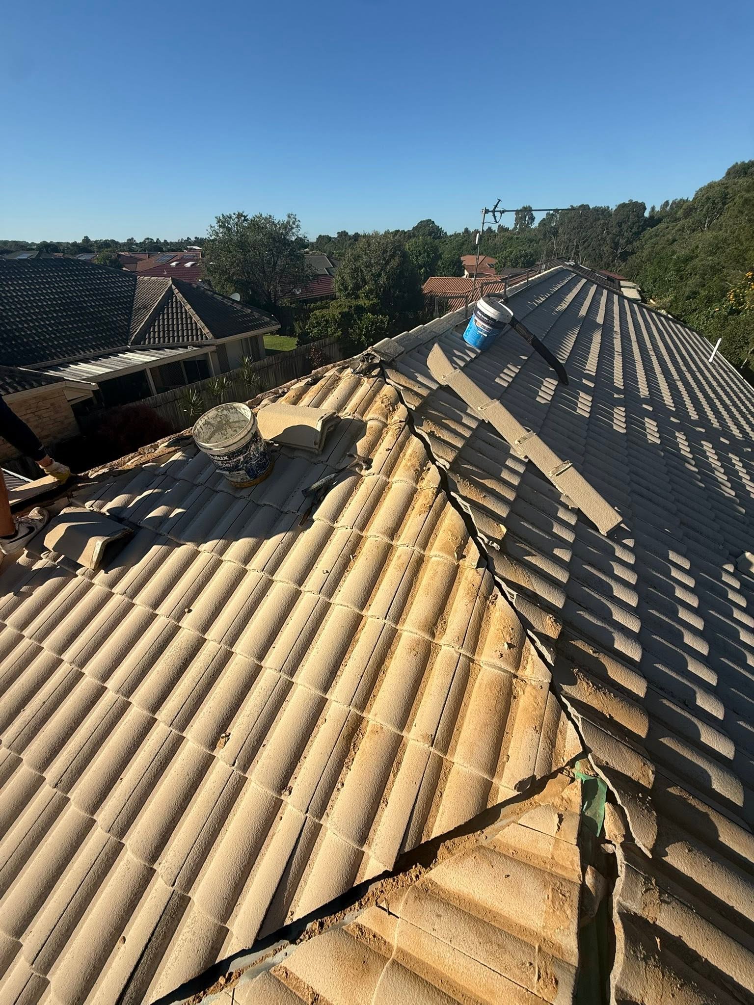 Tired roof before restoration: Worn, cracked and weathered